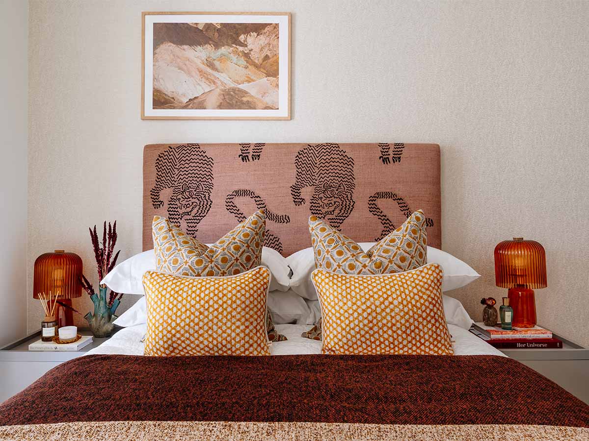 Bed with pillows, cozy balnket and side table lamps of Aspen Bed