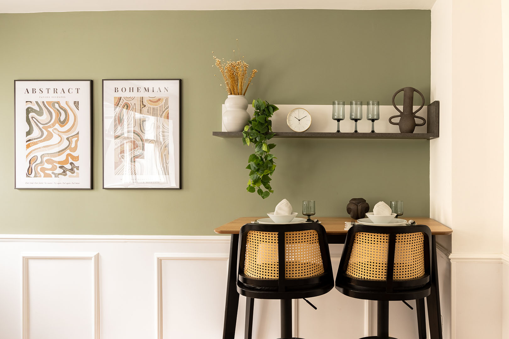 Small apartment dining area with a stylish and functional design-38
