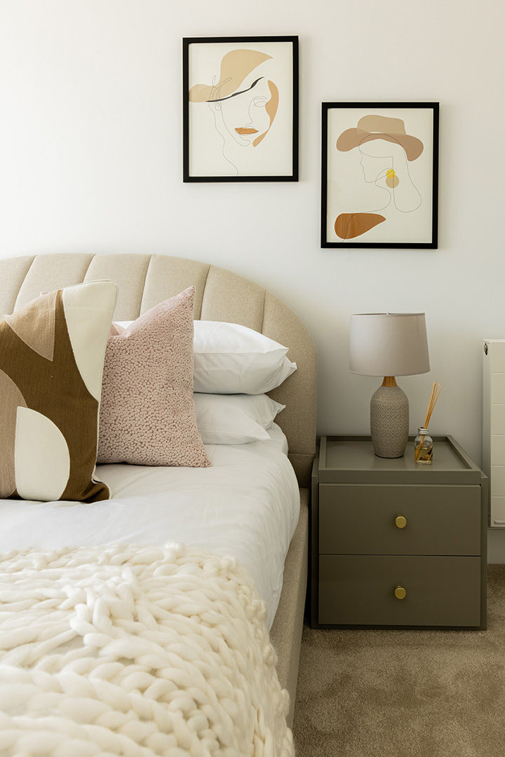 Bedroom bedside – framed face line art decor-18
