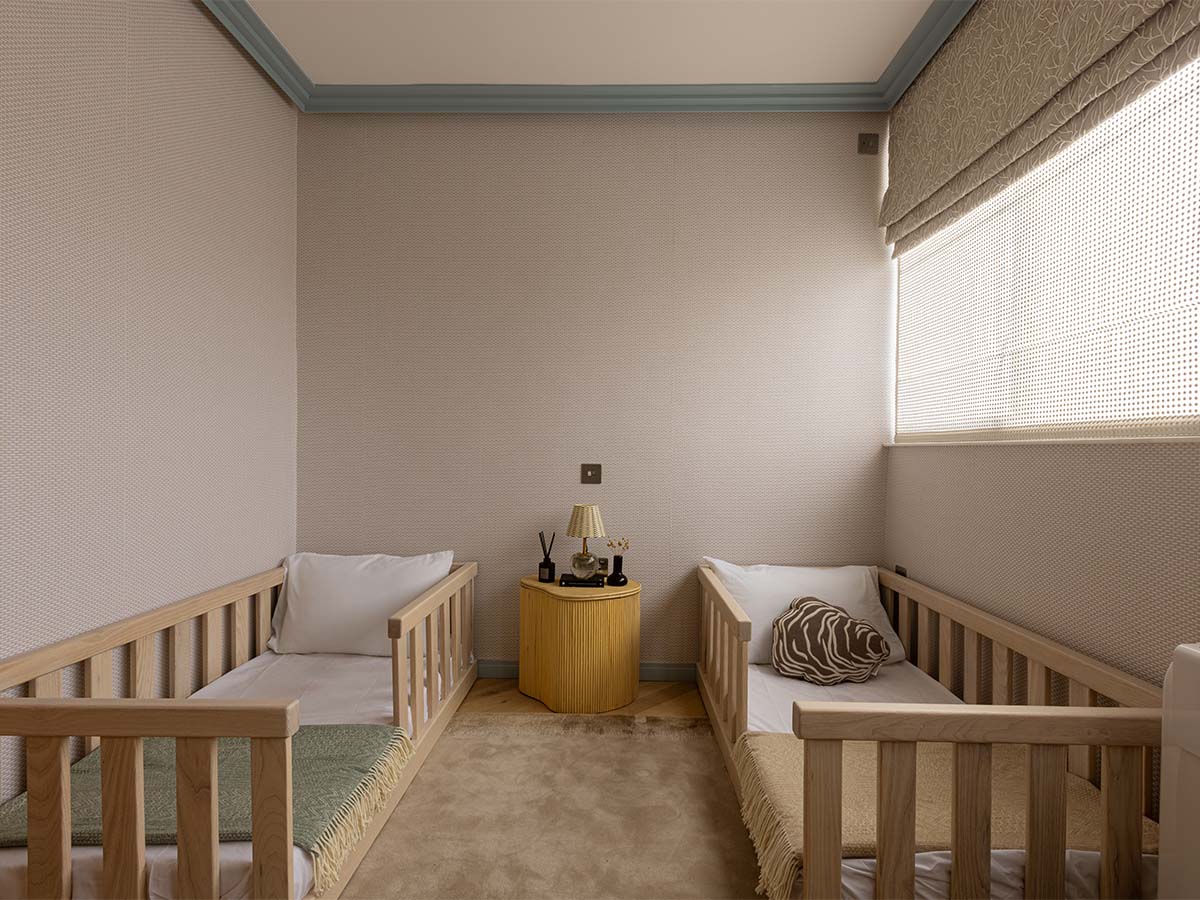 Kids' room in Birley Lodge with small lamp