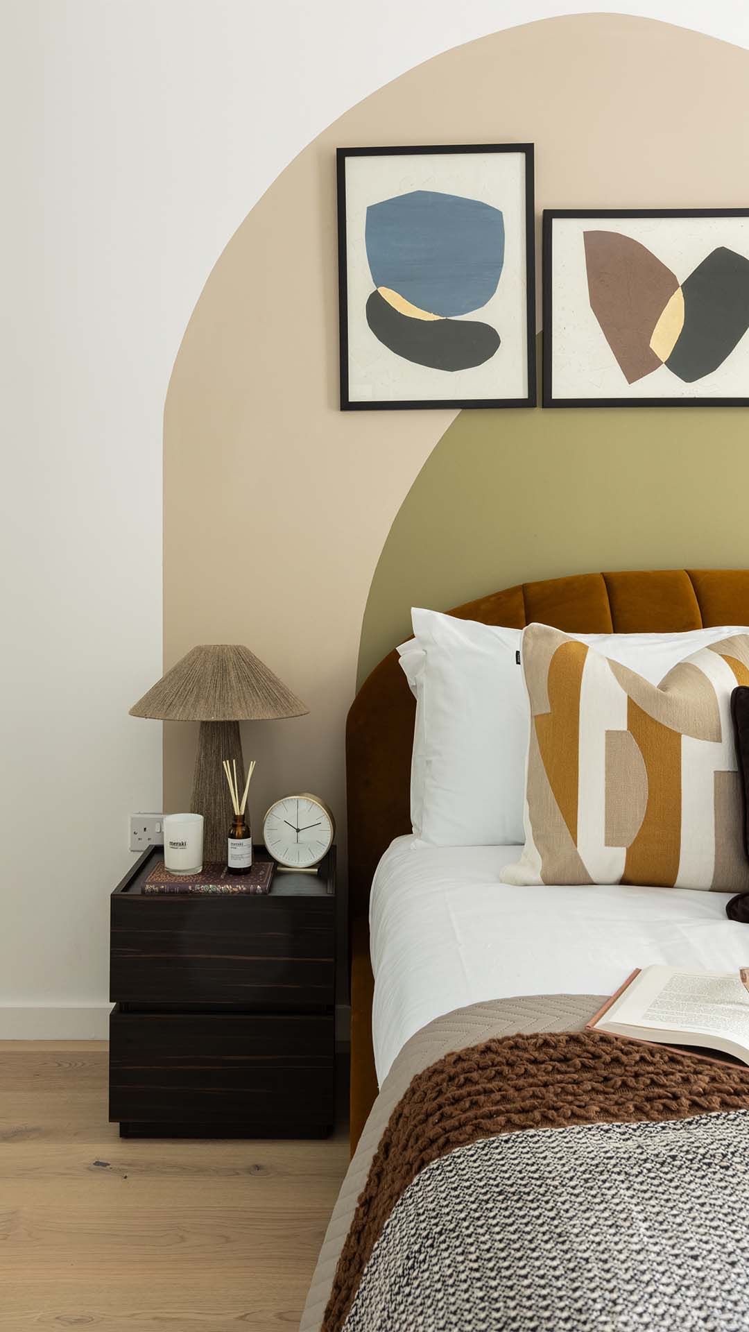 Bedroom with patterned throw and pillows of 10 Verdica show flats