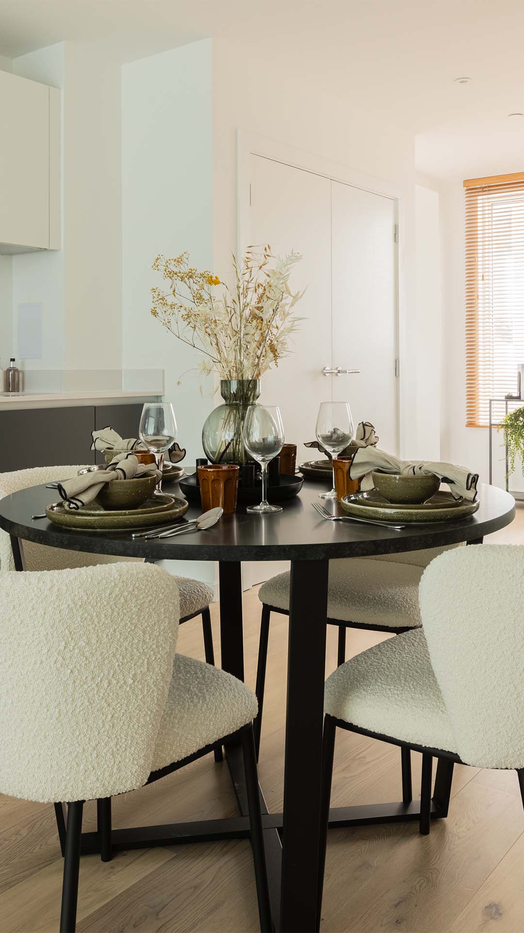 Dining set with modern chairs of 10 Verdica show flats