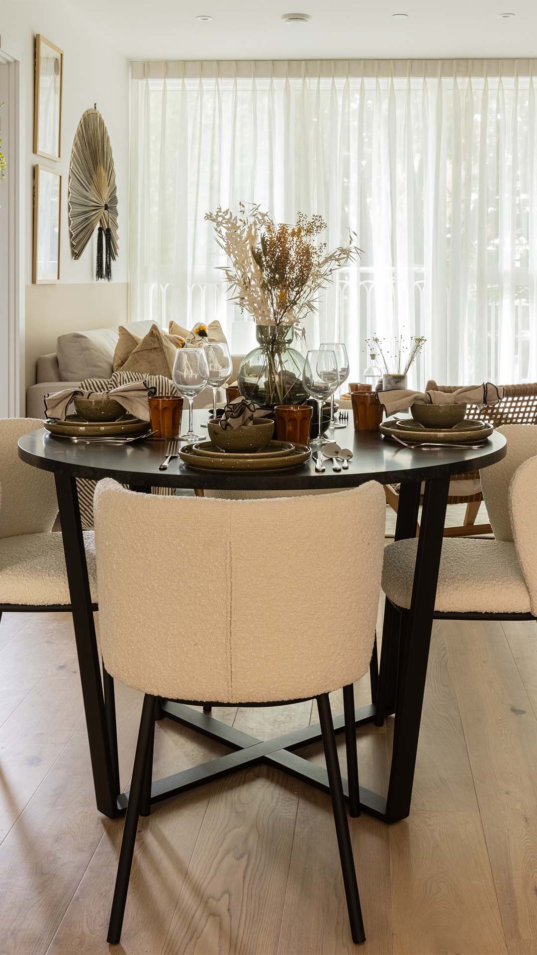 Dining table with floral vase centerpiece of 10 Verdica show flats