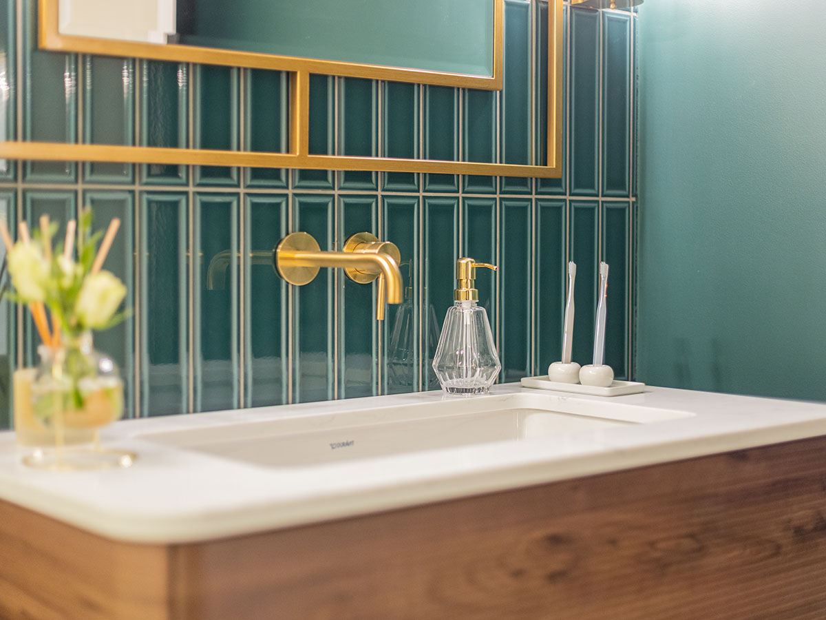 Elegant Vanity Upgrade – Hyde Park Guest Bathroom Design