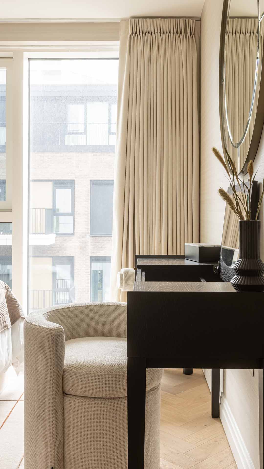 Kings Tower Chelsea: Bedroom Desk Area