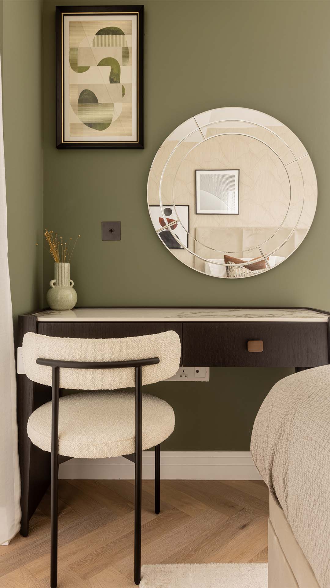 Kings Tower Chelsea: Bedroom Vanity