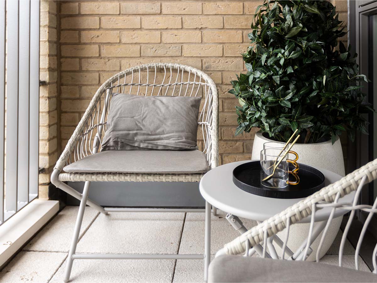London Flat Balcony Design for Renters